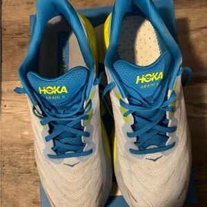 Hoka Arahi 6 Running Shoes - White, Blue & Yellow